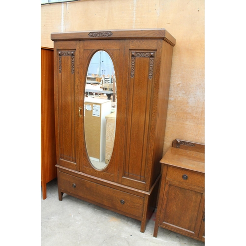 3085 - AN EARLY 20TH CENTURY OAK BEDROOM SUITE COMPRISING MIRROR DOOR WARDROBE, DRESSING CHEST AND CHEST