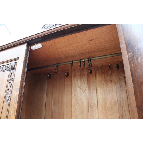 3085 - AN EARLY 20TH CENTURY OAK BEDROOM SUITE COMPRISING MIRROR DOOR WARDROBE, DRESSING CHEST AND CHEST