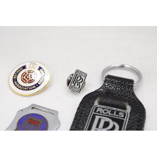 112 - A COLLECTION OF ROLLS ROYCE RELATED ITEMS TO INCLUDE BADGES AND KEYRING