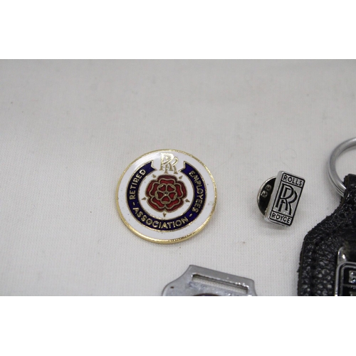 112 - A COLLECTION OF ROLLS ROYCE RELATED ITEMS TO INCLUDE BADGES AND KEYRING