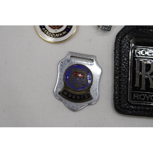 112 - A COLLECTION OF ROLLS ROYCE RELATED ITEMS TO INCLUDE BADGES AND KEYRING