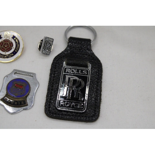 112 - A COLLECTION OF ROLLS ROYCE RELATED ITEMS TO INCLUDE BADGES AND KEYRING