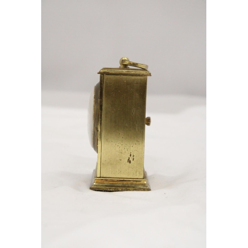 154 - A SMALL VINTAGE BRASS MECHANICAL CARRIAGE CLOCK