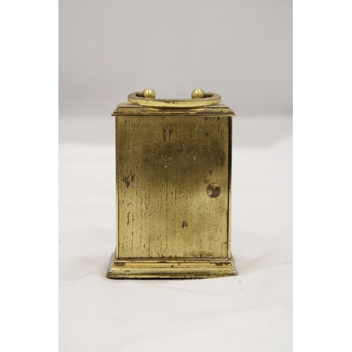 154 - A SMALL VINTAGE BRASS MECHANICAL CARRIAGE CLOCK