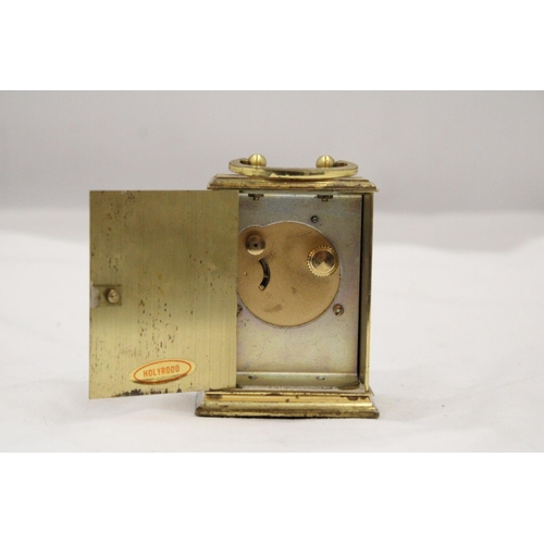 154 - A SMALL VINTAGE BRASS MECHANICAL CARRIAGE CLOCK