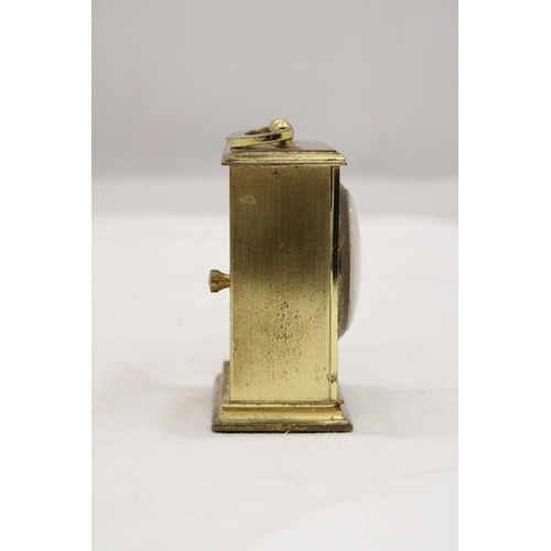 154 - A SMALL VINTAGE BRASS MECHANICAL CARRIAGE CLOCK