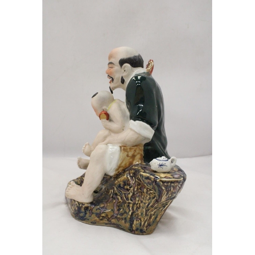 171 - A CHINESE PORCELAIN MAN WITH BABY