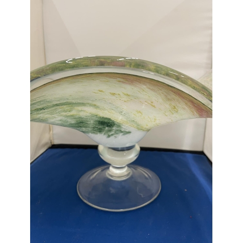 20 - A BELIEVED MURANO MADE IN ITALY FLUTED GLASS BOWL ON A PEDESTAL BASE