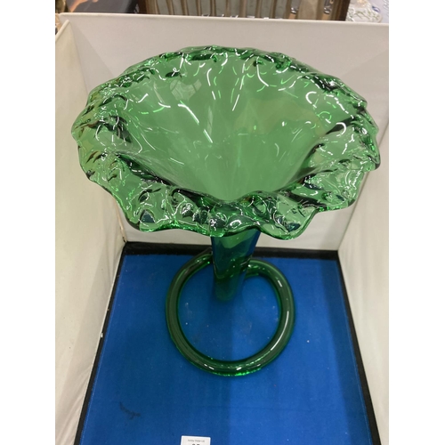 35 - A VINTAGE LARGE ITALIAN CALLA LILY SHAPED GREEN GLASS VASE