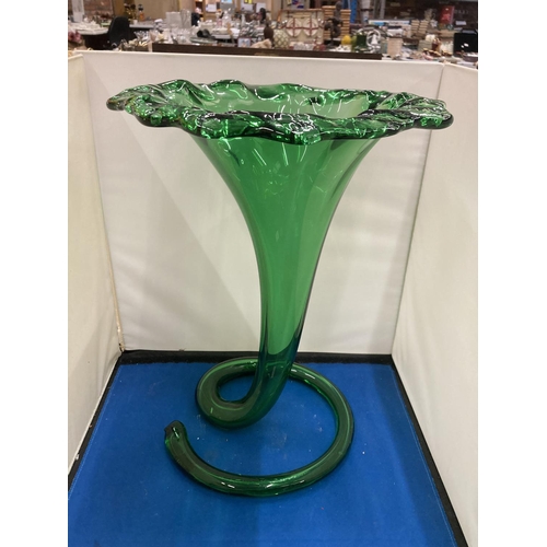 35 - A VINTAGE LARGE ITALIAN CALLA LILY SHAPED GREEN GLASS VASE