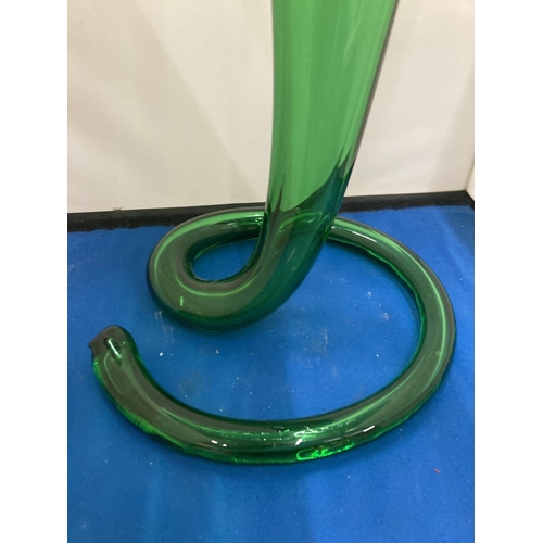 35 - A VINTAGE LARGE ITALIAN CALLA LILY SHAPED GREEN GLASS VASE