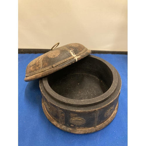 48 - A VINTAGE INDIAN ROUND WOODEN OPIUM/TOBACCO BOX DECORATED WITH HAMMERED METAL FLOWERS