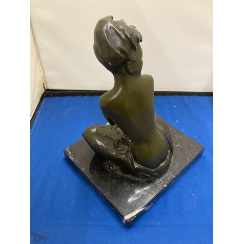 56 - A BRONZE SITTING LADY FIGURE ON A MARBLE BASE