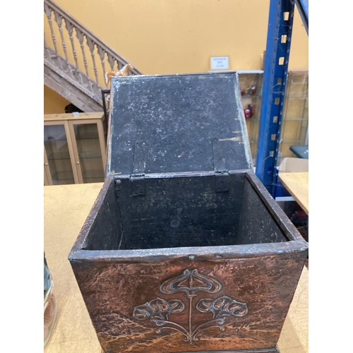 75 - AN ART NOUVEAU STYLE COPPER COAL BOX WITH HANDLES TO THE SIDE AND WOODEN LINER