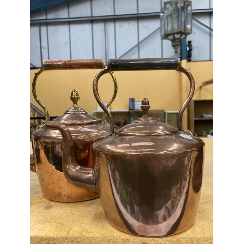 84 - TWO VINTAGE COPPER AND BRASS KETTLES BOTH WITH ACORN FINIALS