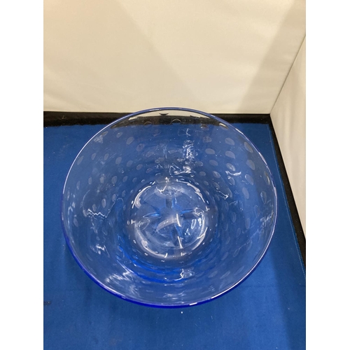 98 - A WHITEFRIARS CLEAR GLASS BOWL WITH BUBBLE DESIGN