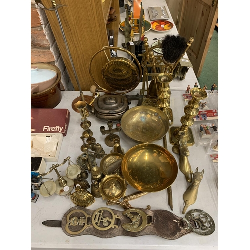 1007 - A LARGE QUANTITY OF BRASSWARE TO INCLUDE A GONG WITH STRIKER, COMPANION SET, BOWLS, CANDLESTICKS, HO... 