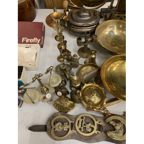 1007 - A LARGE QUANTITY OF BRASSWARE TO INCLUDE A GONG WITH STRIKER, COMPANION SET, BOWLS, CANDLESTICKS, HO... 