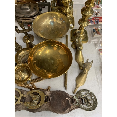 1007 - A LARGE QUANTITY OF BRASSWARE TO INCLUDE A GONG WITH STRIKER, COMPANION SET, BOWLS, CANDLESTICKS, HO... 