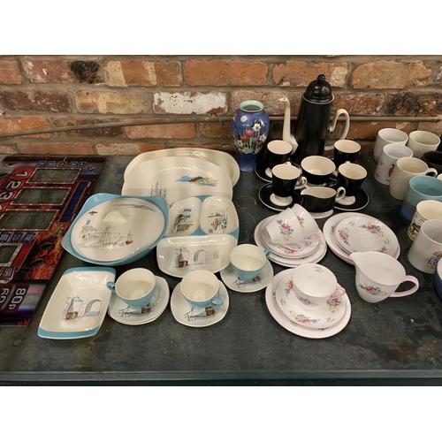 1011 - A MIXED LOT OF CERAMICS, TO INCLUDE MIDWINTER CUPS, SAUCERS,PLATES, ETC, A CARLTON WARE COFFEE SET, ... 