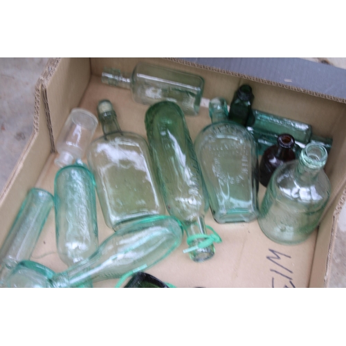 1713 - AN ASSORTMENT OF VINTAGE GREEN GLASS AND CLEAR GLASS BOTTLES, SOME BEARING NAMES