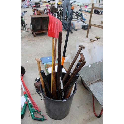 1717 - A PLASTIC DUSTBIN WITH AN ASSORTMENT OF GARDEN TOOLS