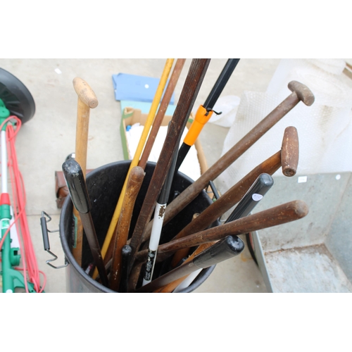 1717 - A PLASTIC DUSTBIN WITH AN ASSORTMENT OF GARDEN TOOLS