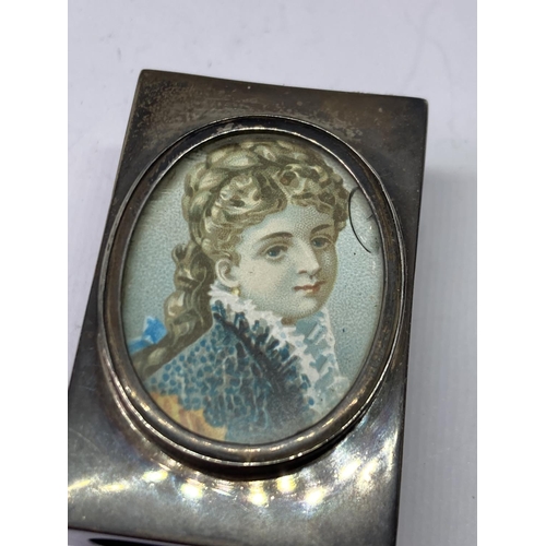 65 - A HALLMARKED CHESTER SILVER MATCHBOX HOLDER WITH PORTRAIT TO THE TOP