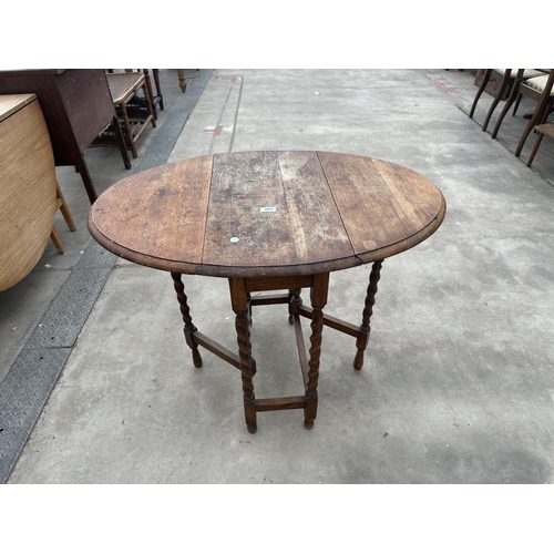 2890 - AN EARLY 20TH CENTURY OAK BARLEY TWIST GATE LEG TABLE, 36