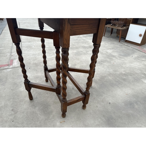 2890 - AN EARLY 20TH CENTURY OAK BARLEY TWIST GATE LEG TABLE, 36