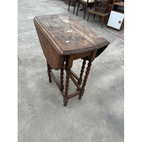 2890 - AN EARLY 20TH CENTURY OAK BARLEY TWIST GATE LEG TABLE, 36