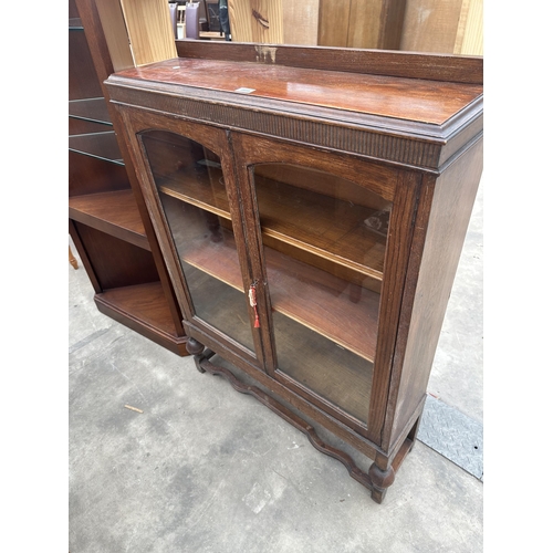 2899 - AN EARLY 20TH CENTURY OAK TWO DOOR DISPLAY CABINET ON OPEN BASE WITH TURNED FRONT LEGS, 35