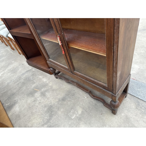 2899 - AN EARLY 20TH CENTURY OAK TWO DOOR DISPLAY CABINET ON OPEN BASE WITH TURNED FRONT LEGS, 35