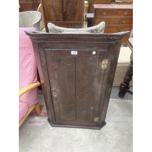 2905 - A GEORGE III OAK CORNER CUPBOARD WITH H BRASS HINGES, DENTIL CORNICE AND SHAPED SHELVES