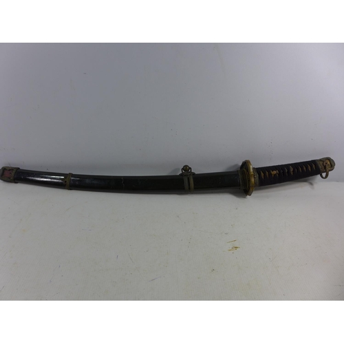 329 - A MID 20TH CENTURY JAPANESE WAKIZASHI SWORD AND SCABBARD, 46CM BLADE SIGNED TANG, LENGTH 72CM