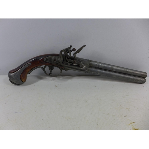 339 - A MODEL DISPLAY NON FIRING FLINTLOCK OVER AND UNDER PISTOL, 24CM BARRELS. LENGTH 42CM (A/F)