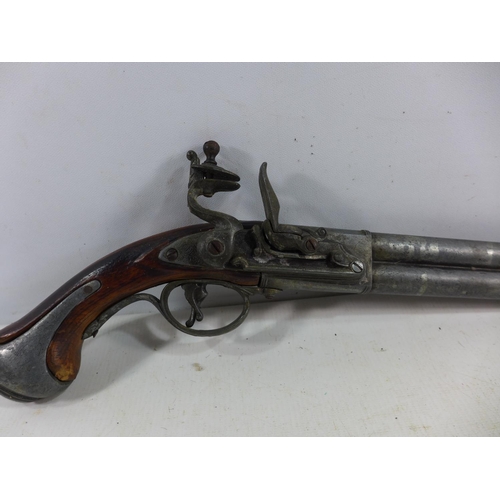 339 - A MODEL DISPLAY NON FIRING FLINTLOCK OVER AND UNDER PISTOL, 24CM BARRELS. LENGTH 42CM (A/F)