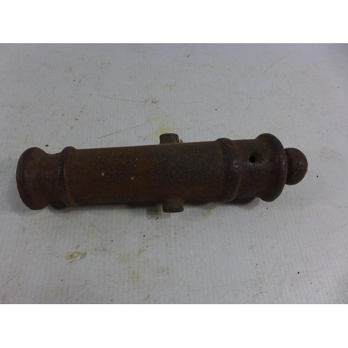 376 - A 19TH CENTURY MODEL CAST IRON CANNON BARREL, LENGTH 18CM