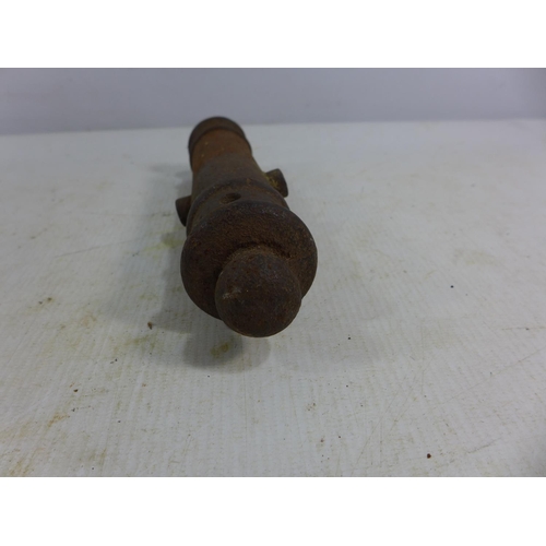 376 - A 19TH CENTURY MODEL CAST IRON CANNON BARREL, LENGTH 18CM