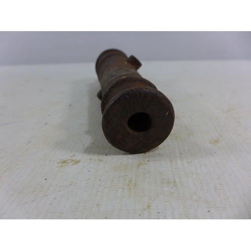 376 - A 19TH CENTURY MODEL CAST IRON CANNON BARREL, LENGTH 18CM