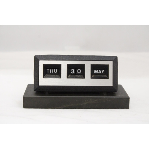 222 - A VINTAGE RETRO PERPETUAL DESK CALENDER