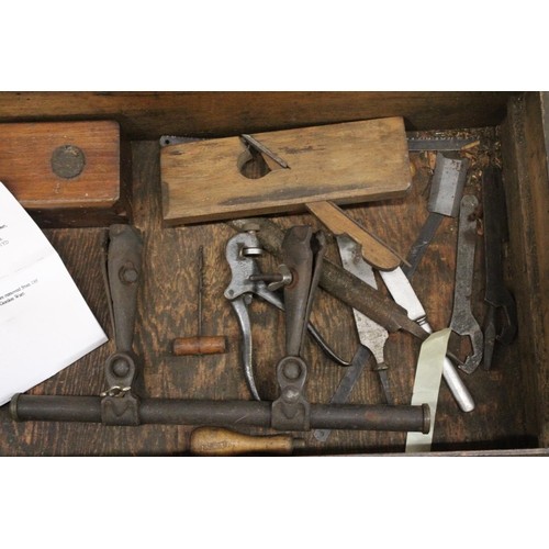 237 - A VINTAGE WOODWORKERS CHEST BEARING INITIAL'S GW WITH TOOLS BELONGING TO RENOWNED CARPENTER GORDON W... 