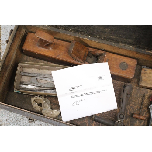 237 - A VINTAGE WOODWORKERS CHEST BEARING INITIAL'S GW WITH TOOLS BELONGING TO RENOWNED CARPENTER GORDON W... 