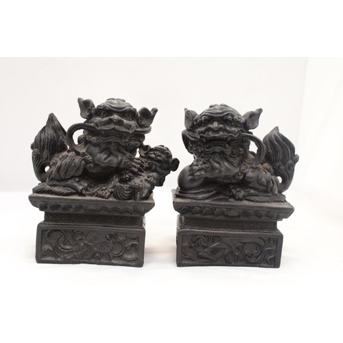 245 - A VINTAGE PAIR OF CHINESE FOO FU DOG/GUARDIAN LION FIGURES