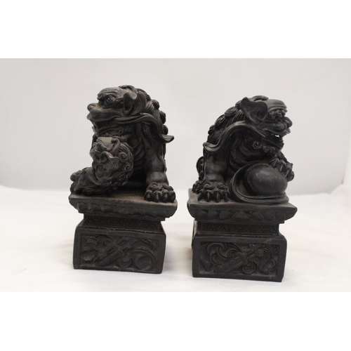 245 - A VINTAGE PAIR OF CHINESE FOO FU DOG/GUARDIAN LION FIGURES