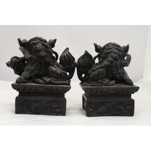 245 - A VINTAGE PAIR OF CHINESE FOO FU DOG/GUARDIAN LION FIGURES