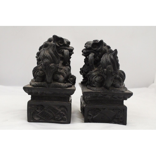 245 - A VINTAGE PAIR OF CHINESE FOO FU DOG/GUARDIAN LION FIGURES