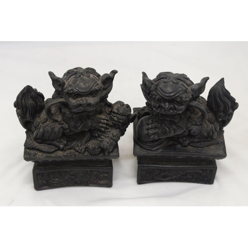 245 - A VINTAGE PAIR OF CHINESE FOO FU DOG/GUARDIAN LION FIGURES