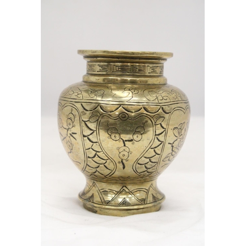 263 - AN ORIENTAL BRASS POT WITH MARKINGS TO THE BASE, HEIGHT 13CM