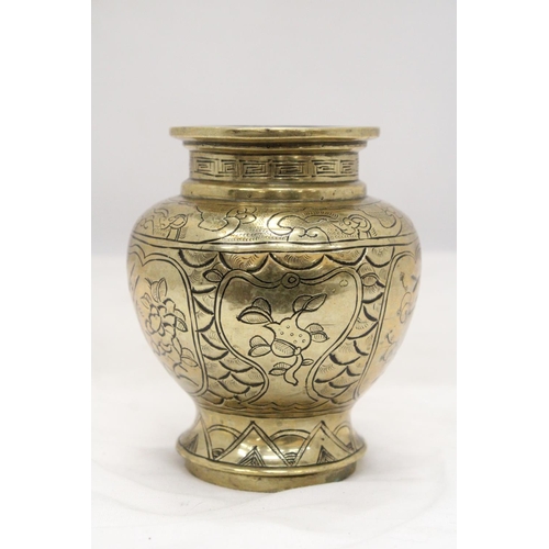 263 - AN ORIENTAL BRASS POT WITH MARKINGS TO THE BASE, HEIGHT 13CM